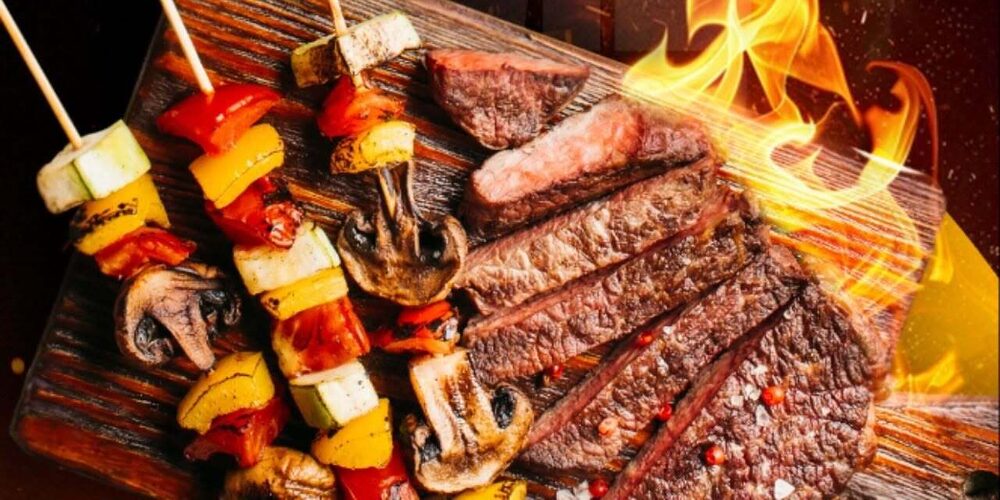 Espetinhos temperados prontos para churrasco